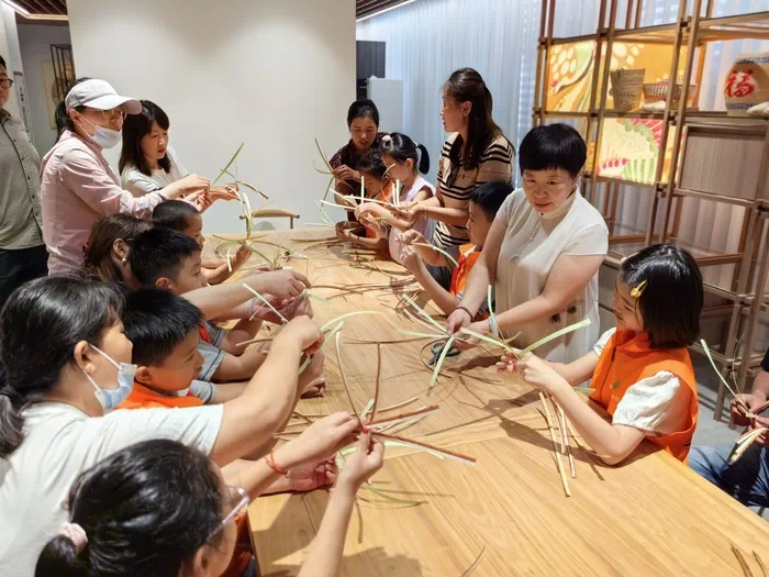 山東手造展示體驗中心，博興草編傳承人張慧華帶孩子們體驗草編技藝